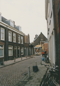 861157 Gezicht in de Bergstraat in Wijk C te Utrecht naar het westen, waar links op de achtergrond de panden Bergstraat ...